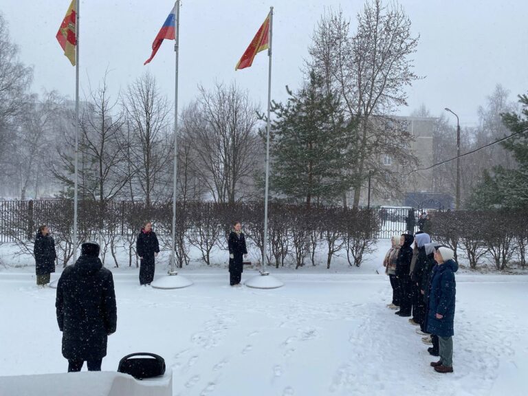 Учебная неделя традиционно началась с поднятия флагов студентами-активистами 33 группы.