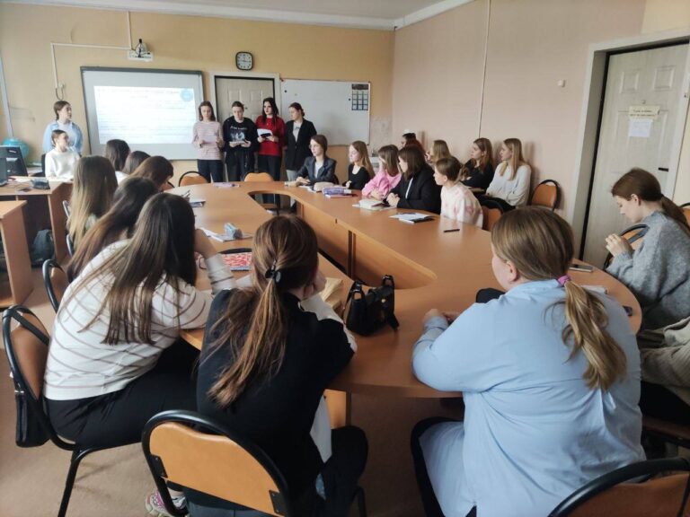 В преддверии 80-летия Великой Победы студентами 22 группы и преподавателем Конновой М.В.было проведено открытое занятие по теме: Книга В.А.Сухомлинского «Сердце отдаю детям».