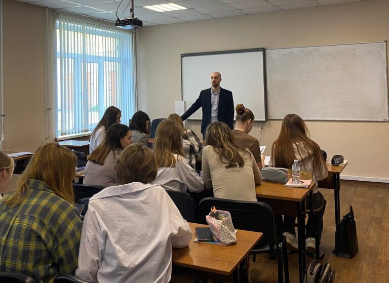 В рамках декады правовых знаний в нашем колледже сегодня прошли тематические классные часы, посвященные правам ребенка.