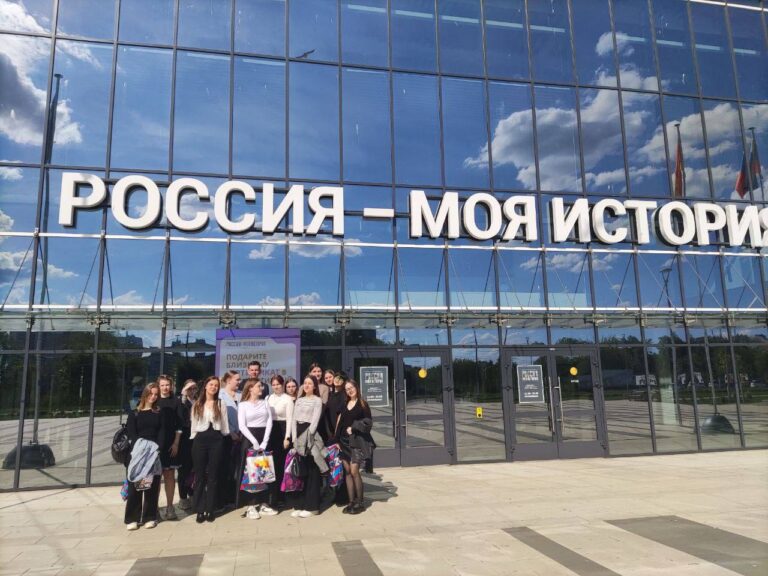22 мая студенты 14 группы направления ПНК с преподавателем Конновой Мариной Викторовной посетили экспозицию «Без права на забвение»,приуроченную 80-летию великой Победы,организованную мультимедийным парком «Россия — моя история «.