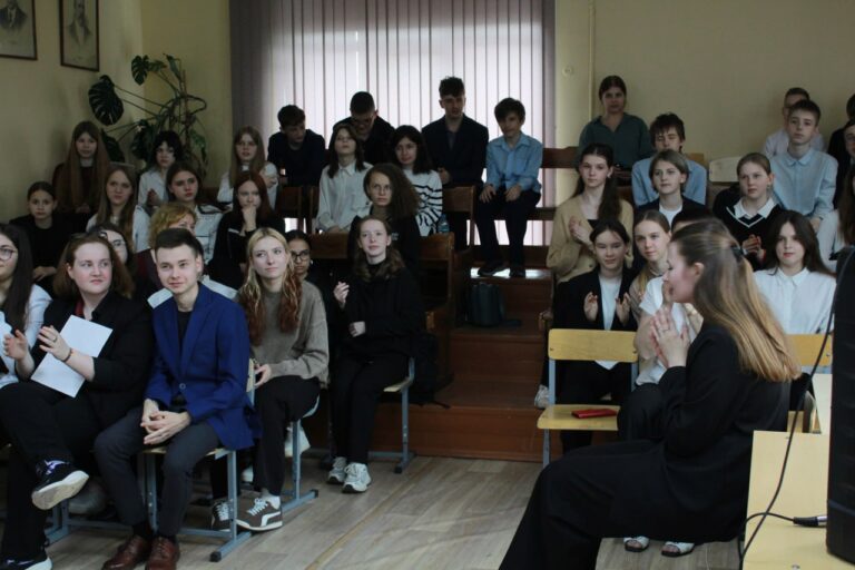 19 мая в МОУ СОШ 35, в рамках проф.ориентационной работы со школьниками, силами отделения музыкального образования проведен «PRO Концерт», сценаристом и ведущей которого была Ксения Голубева.