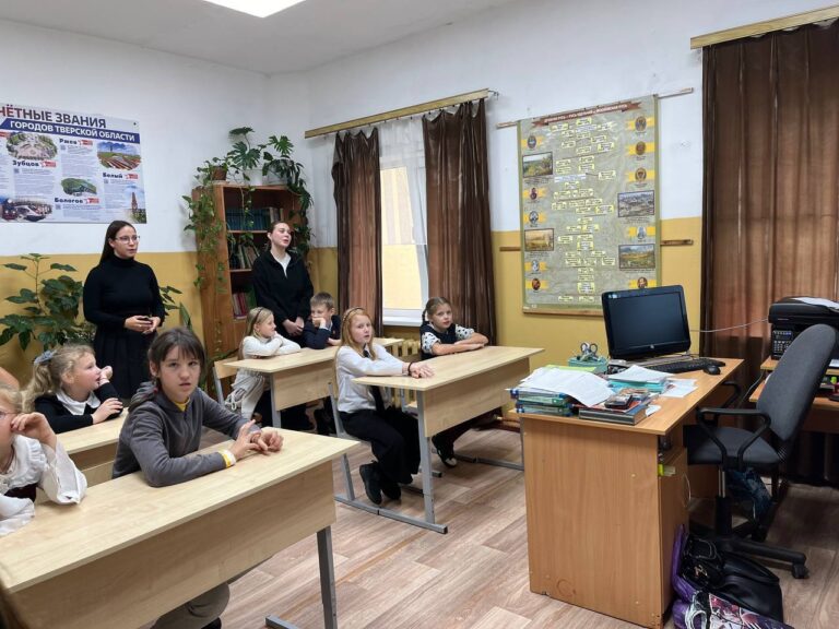 25 сентября студенты колледжа провели внеклассные мероприятия для школьников Васильевской основной общеобразовательной школы (Старицкий район Тверской области).