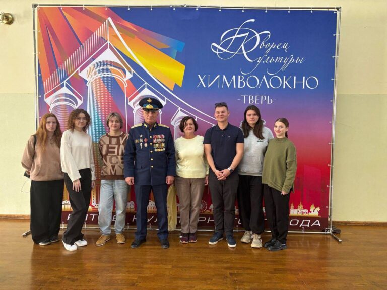 В честь Дня воссоединения Донецкой Народной Республики, Луганской Народной Республики, Запорожской и Херсонской областей с Российской Федерацией студенты нашего колледжа посетили праздничный концерт в ДК «Химволокно», приуроченный к этому памятному событию.