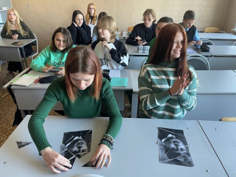 С 1 по 3-е октября преподаватели Полевая А.А и Бондаренко В.А провели вместе со студентами мероприятия, приуроченные к 130-летию со дня рождения С.А. Есенина.