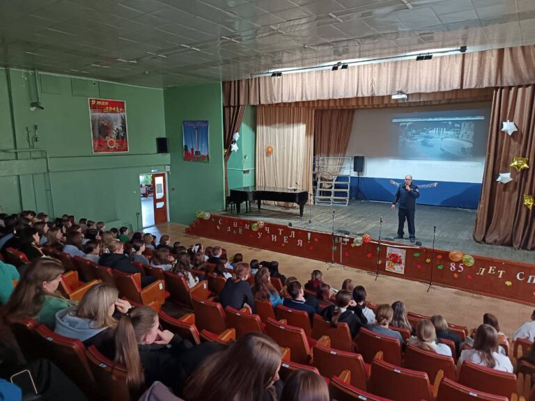 01 октября 2025 г. состоялась встреча майора полиции ОГАИ УМВД по г. Твери Григорьева А.В.со студентами колледжа на тему «Безопасность пешеходов и водителей» .