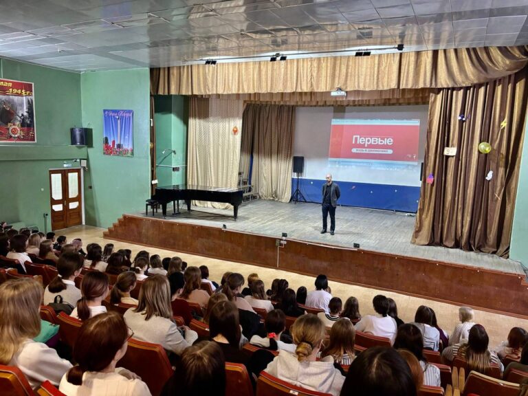 10 ноября 2025 года в стенах нашего колледжа состоялось торжественное и значимое событие — посвящение студентов первых курсов в Российское движение детей и молодежи «Движение Первых».