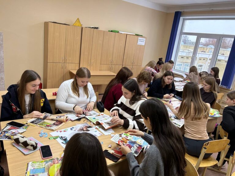 В рамках Недели психологии студенты группы 32 создали коллажи на тему «В здоровом теле — здоровый дух».