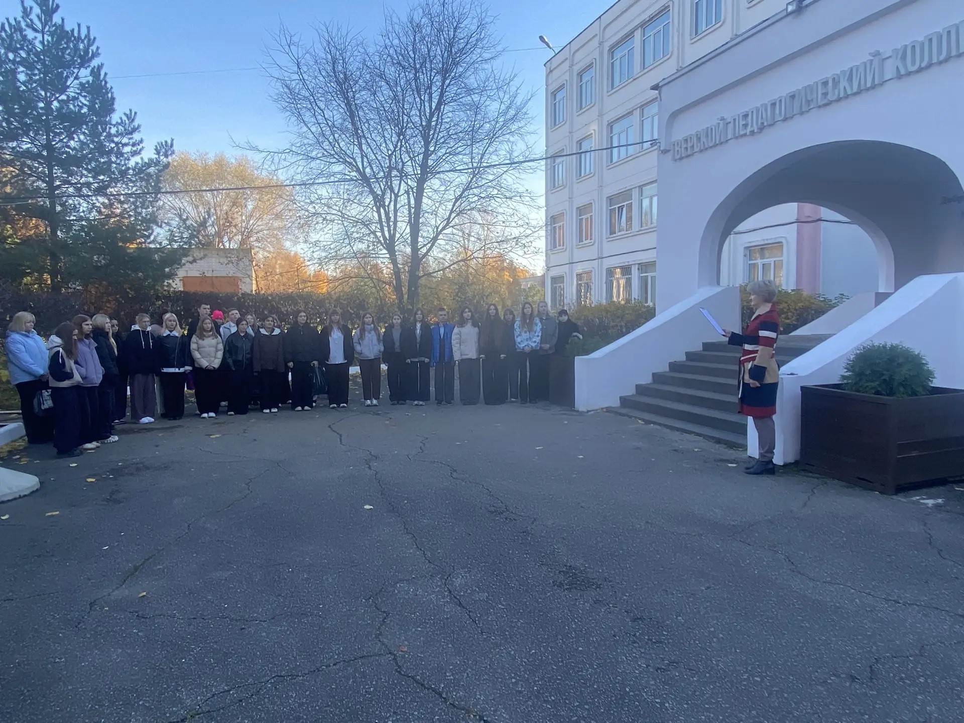 Учебная неделя традиционно началась с поднятия флагов студен...